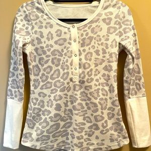 Leopard 3/4 snap down top.